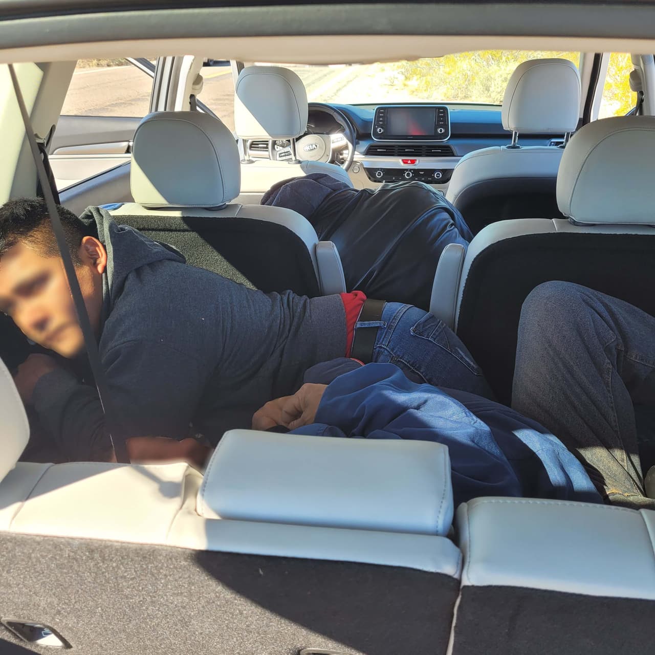 Los operadores de las cámaras de la estación en Ajo vieron a siete presuntos inmigrantes ingresar a una SUV en Lukeville, Arizona. Los agentes localizaron y detuvieron rápidamente el vehículo, un ciudadano estadounidense y siete indocumentados fueron detenidos.