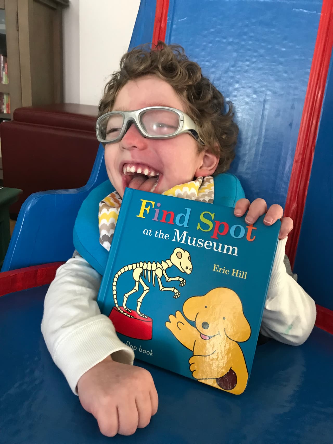 <b>La graduación de Ale. </b>Ale se graduó de preescolar a principios de junio. En septiembre, 
<a href="https://www.gofundme.com/ale-s5thbirthdaywish">Alejandro deberá ingresar a una nueva escuela</a>, pero cuál institución será, aún es incierto. Trabajadores sociales, neuropsicólogos, terapistas y maestros especiales confirmaron que él necesita una instrucción muy especializada en un salón de clases con menos de seis niños. No hay escuela pública en Nueva York que ofrezca las condiciones adecuadas para él y tampoco hay muchas escuelas privadas. Confiamos que a dónde vaya sepan cómo su sonrisa es el signo indeleble de su resiliencia.