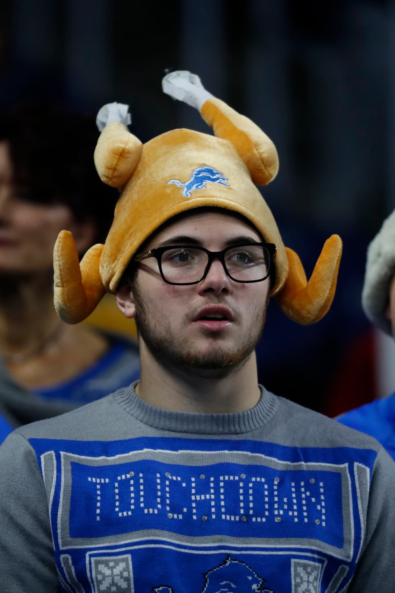 El duelo en casa de Detroit Lionel con Chicago Bears en la NFL marca una jornada especial en la que celebridades como Tim Allen, los disfraces de los hinchas y las porristas le dan un colorido único.