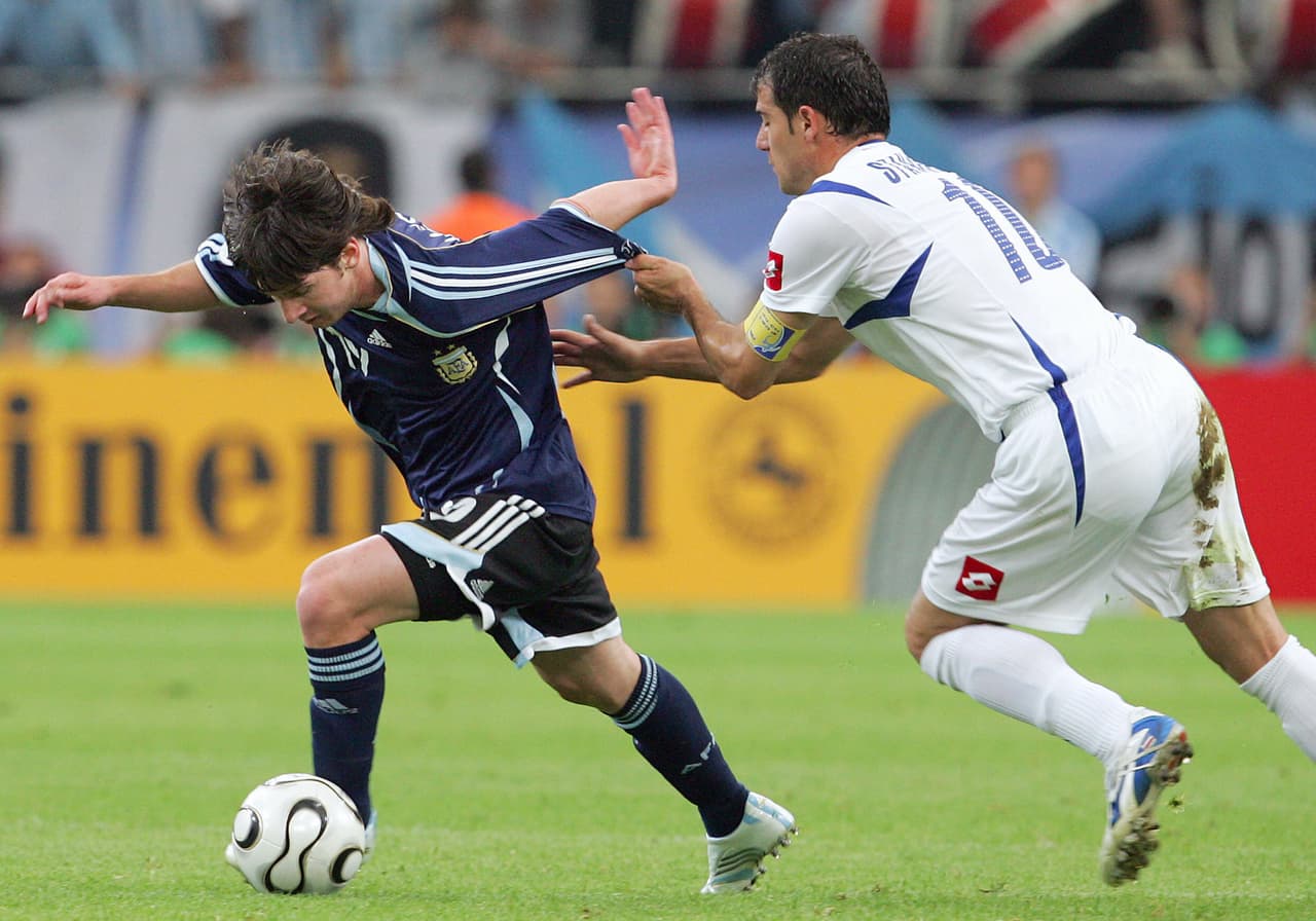 Messi se quedó todo el juego en el banco en el triunfo de Argentina 2-1 sobre Costa de Marfil y debutó al minuto 30 del segundo tiempo contra Serbia y Herzegovina, donde mostró sus cualidades.
