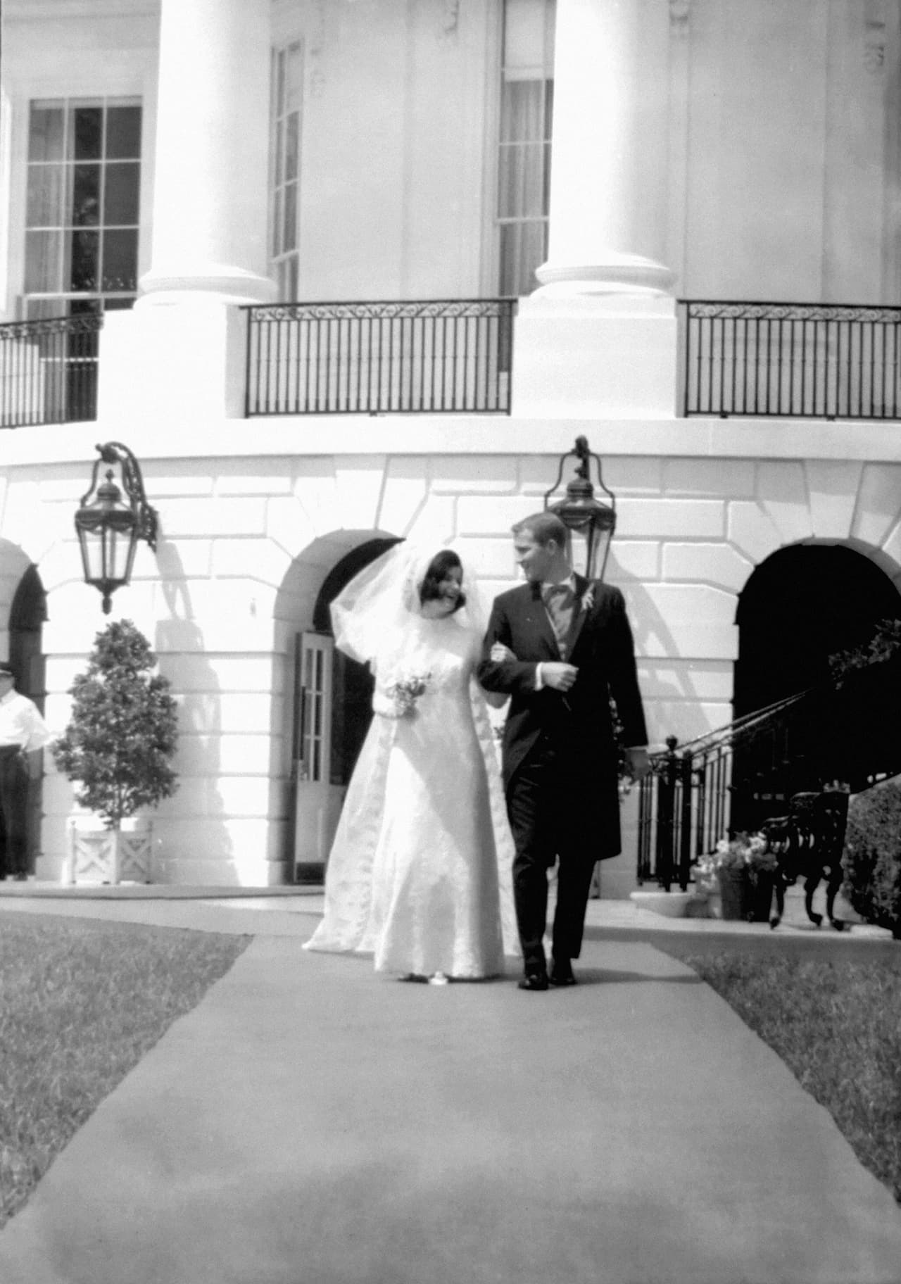 La llegada de Luci Baines Johnson fue abrupta, como la juramentación como presidente de su padre Lyndon Jhonson en el avión presidencial, luego de que JFK fuese asesinado en pleno mandato. Tenía 16 años cuando su padre tomó el mando del país y a los 19 celebró su boda en Washington, cuando todavía su padre era presidente de los Estados Unidos.