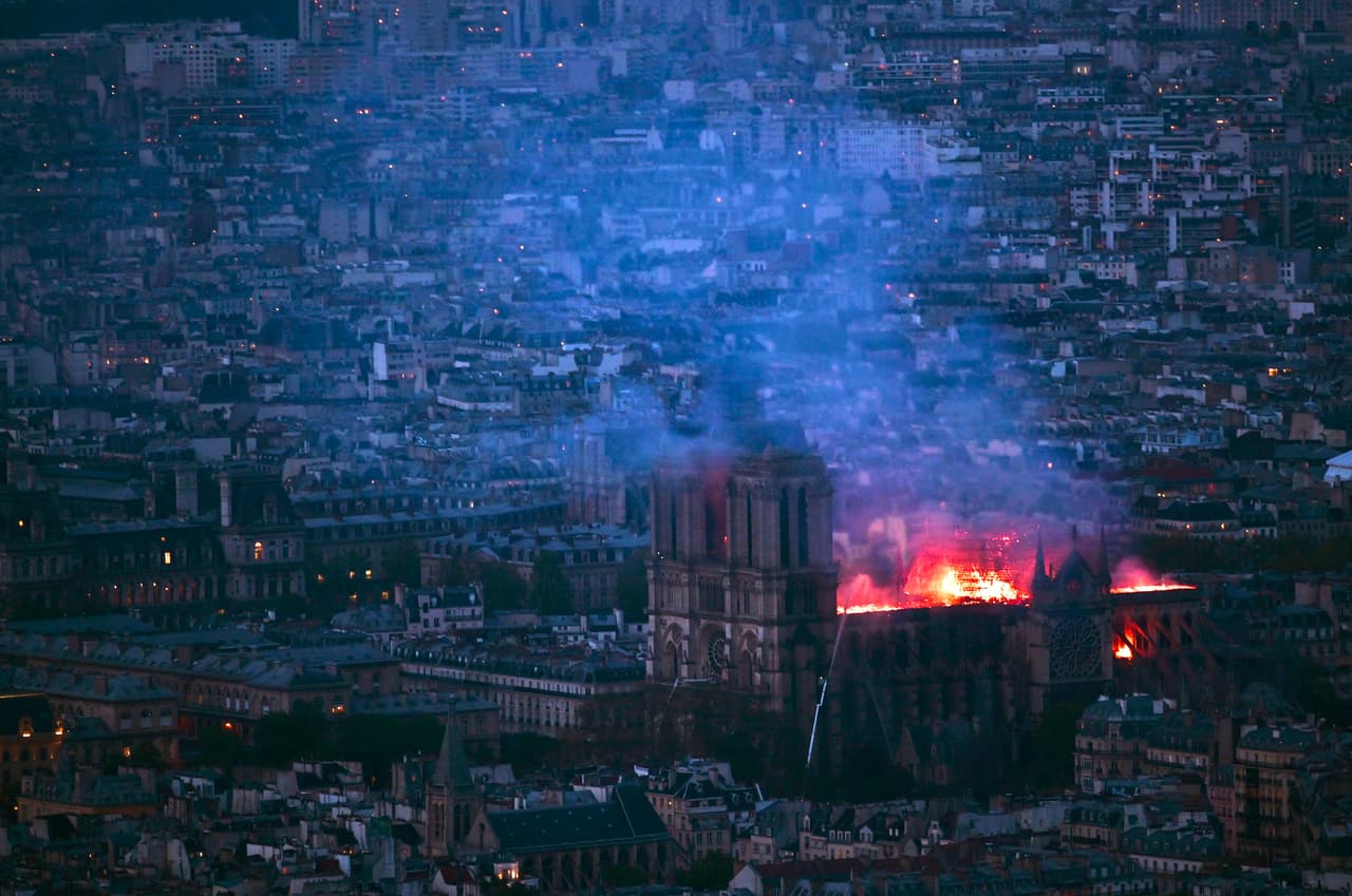 Una vista del incendio en el centro de París desde la torre Montparnasse.