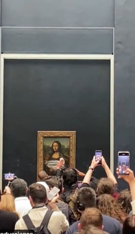 Su ataque más reciente se dio el pasado 29 de mayo de 2022, pues un hombre lanzó al vidrio de la Mona Lisa una tarta de crema y trató de esparcir la mezcla. Muchos asistentes al museo fueron testigos de lo ocurrido y expresaron que no podían creer lo que acababan de ver en redes sociales, de acuerdo a la BBC.