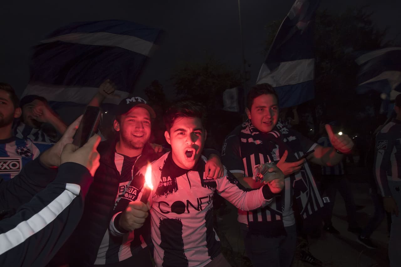 La afición de Rayados muestra confianza en su equipo y llega al Estadio con banderas, cánticos y bengalas.