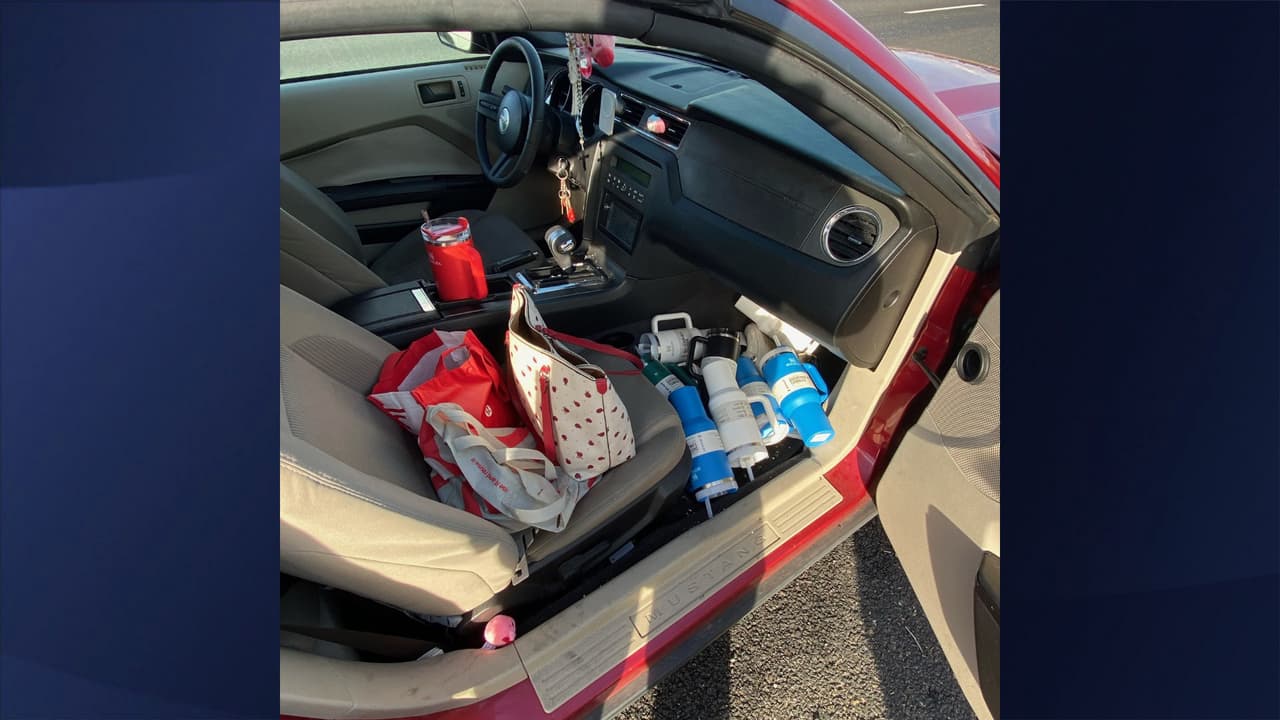 Mujer de Sacramento es detenida por robar Stanley cups valorados en más de $2,500.