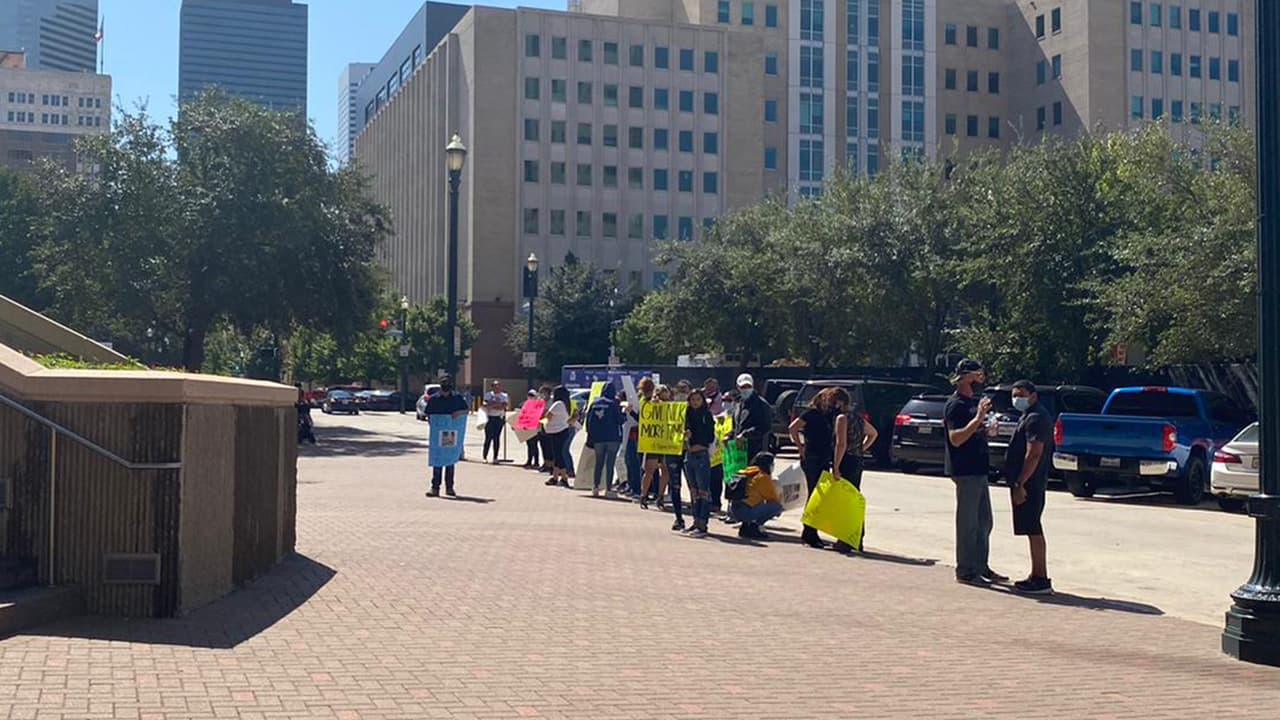 "Nick está sobreviviendo con máquinas respiradoras pero su corazón está saludable, está vivo, el problema es que no están detectando actividad cerebral por lo tanto los doctores quieren desconectarlo", señaló el abogado Acevedo.