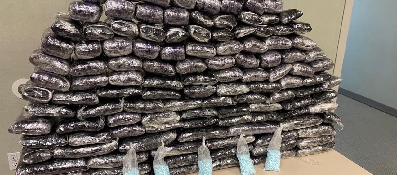 Hallan un millón de pastillas con fentanilo en casa de Inglewood durante operativo de la DEA