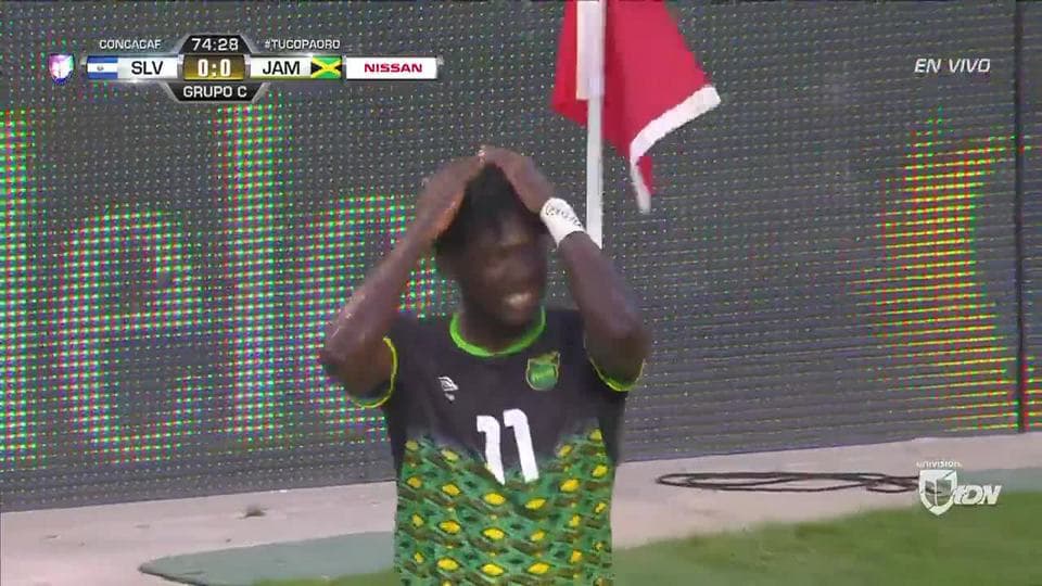 Roberto Domínguez despeja el balón y aleja el peligro