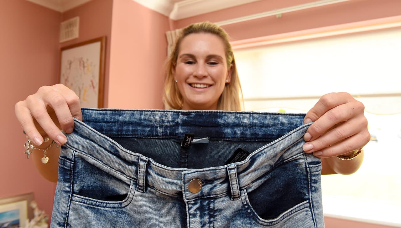 Así que Lisa puso manos a la obra y se compró unos 'skinny jeans', con frecuencia se los media y pensaba en que próximamente podría lucirlos a la perfección.