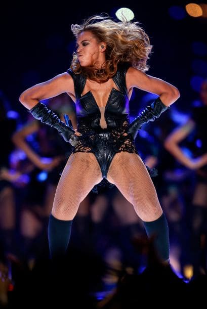 Ni el mejor guionista de Hollywood hubiese podido escribir un libreto mejor que el Super Bowl 2013. Con lágrimas, risas, entretenimiento, estupor, suspenso, miedo y mucha emoción, este Super Bowl “tuvo de todo un mucho”. El coro de la escuela de Newtown que sufrió en diciembre una matanza que conmocionó al mundo, con 26 niños de la escuela primaria Sandy Hook, abrió la ceremonia previa al partido con la canción "America The Beautiful", al lado de la actriz y cantante Jennifer Hudson. Los estudiantes llevaban lazos verdes en homenaje a los 20 niños y 6 adultos asesinados en Sandy Hook el pasado 14 de diciembre, y durante su actuación muchos de los jugadores y espectadores apenas pudieron contener las lágrimas. Después le tocó el turno a Alicia Keys, quien al piano y con un sexy vestido rojo de tirantes interpretó el himno nacional estadounidense, agregando algunas palabras en la estrofa final, ante el estupor de algunos. La actuación musical del descanso, la más esperada siempre, correspondió este año a Beyoncé y llegó precedida de la polémica después de que la estrella admitiera que cantó el himno nacional en falso directo, sobre una canción pregrabada, durante la ceremonia de la segunda investidura presidencial de Barack Obama. La artista con mucha fuerza y sin dejar de bailar sobre un escenario con fuegos artificiales y luces con la forma de su rostro y su larga melena, vistiendo un conjunto de cuero negro de Rubin Singer, con guantes a juego y botines de tacón, y acompañada de más de 100 bailarines repasó algunos de sus éxitos como "Love on Top", "Crazy in Love", "Baby Boi" y "Till the End of Time". Se unieron a ella después Kelly Rowland y Michelle Williams, sus compañeras en el ya disuelto grupo Destiny's Child y vestidas también de negro. Las tres cantaron y bailaron sincronizadas "Independent Woman" y "Single Ladies (Put A Ring On It)". En el tercer cuarto del partido se produjo un inesperado apagón, que duró 34 minutos, y que fundió a negro las televisiones de millones de hogares en todo el país y dejó en blanco a los presentadores de la cadena CBS, la encargada de la retransmisión. Con cada bloque de treinta segundos de publicidad vendido a un precio de entre 3,7 y 3,8 millones de dólares, los dos anuncios de Chrysler estuvieron entre los mejores, según un sondeo realizado por The Wall Street Journal a ejecutivos publicitarios y espectadores, pero según USA Today el primer lugar correspondió a Budweisser. También fueron muy comentados en Twitter los de Taco Bell y Doritos, en una noche en la que rostros conocidos como los actores de comedia Amy Poehler ("Parks and Recreation"), Tracy Morgan ("30 Rock") y Kaley Cuoco ("The Big Bang Theory"), y la modelo Bar Refaeli se colaron en algunos de los anuncios.