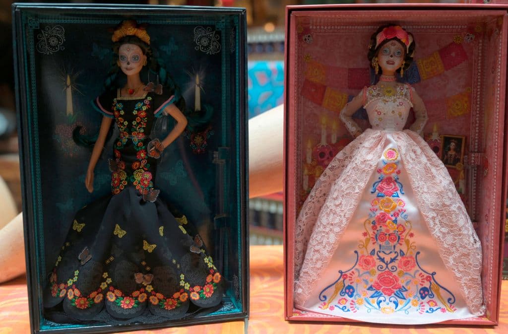 Vista de dos muñecas Barbie Catrina en el Museo del Juguete Antiguo Mexicano en la Ciudad de México el 20 de octubre de 2020. - Por segundo año consecutivo, la juguetera estadounidense Mattel lanzó una edición de la muñeca Barbie para el Día de Muertos.