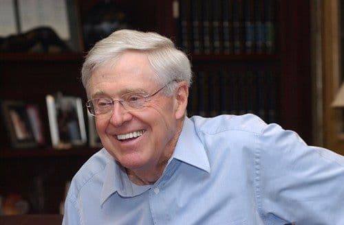 KANSAS. Charles Koch, el presidente ejecutivo de Koch Industries, representa a su estado, gracias a los 41,400 millones que posee. (Imagen tomada de Twitter).