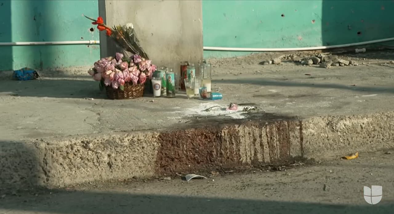 Altar improvisado en el lugar en donde ocurrieron los hechos en la colonia Manuel Cavazos Lerma de Nuevo Laredo el pasado domingo 26 de febrero de 2023.