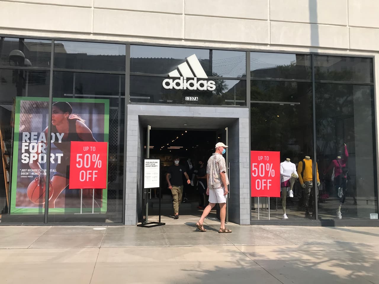 Las ofertas no discriminan marcas, ni productos y es que, tras más de seis meses de cierre total, los comerciantes tratan de salir de la mayor cantidad de mercancía posible antes de que otro posible rebrote del coronavirus les obligue a cerrar de nuevo.