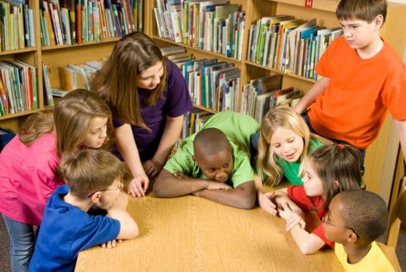 Para intervenir con un estudiante hay que examinar las causas que provocan sus problemas de conducta, y reforzar las conductas positivas.