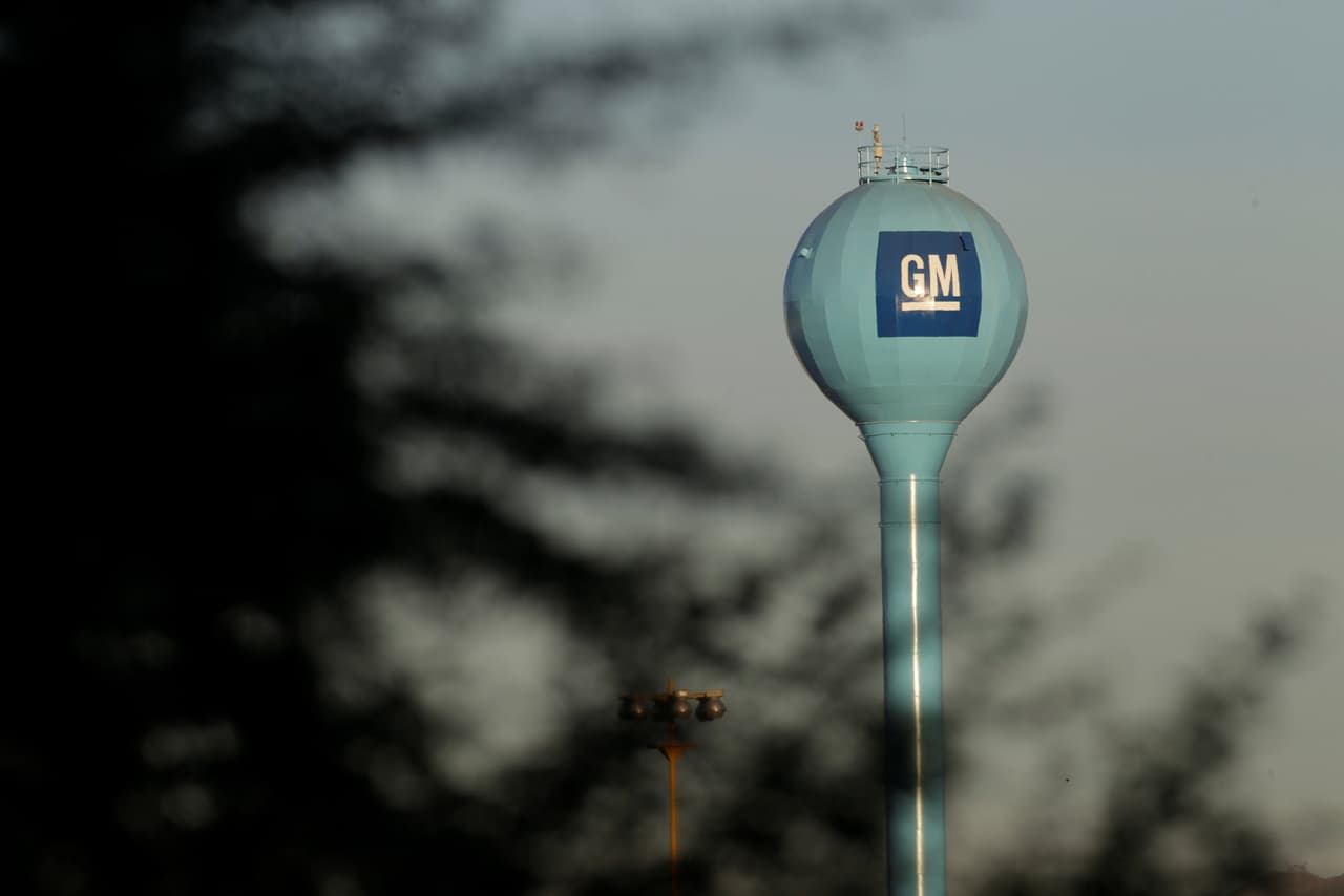 La estadounidense General Motors dijo este martes que trasladará la producción de los ejes para sus camionetas desde México, invertirá $1,000 millones y creará 7,000 empleos en el país. El anuncio se da luego de que Trump amenazara con espetarle su prometido impuesto si sigue fabricando su modelo Cruze en México para venderlo en Estados Unidos. En la foto, la planta de GM en Ramos Arizpe, Coahuila. (Imagen de Daniel Becerril/Reuters)
<br>