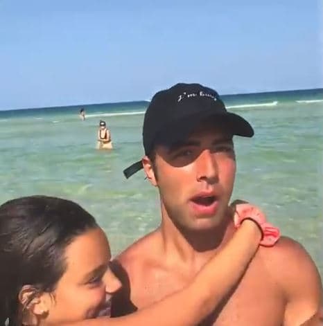 "El día que se lo quite será para reemplazarlo con un anillo que le dio otro chico, que no estará vivo mucho más tiempo después de eso", bromeó.