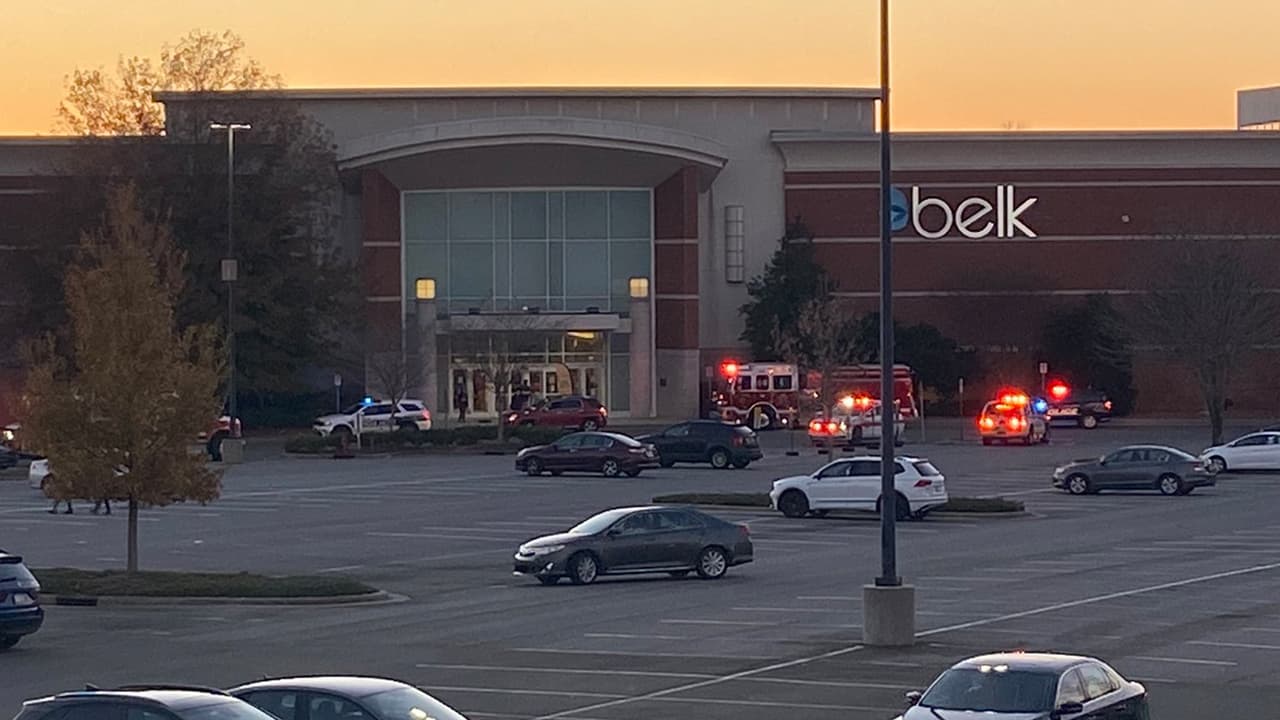 Oficiales del Departamento de Policía de Durham fuera de servicio que trabajaban en el centro comercial escucharon los disparos y solicitaron ayuda.