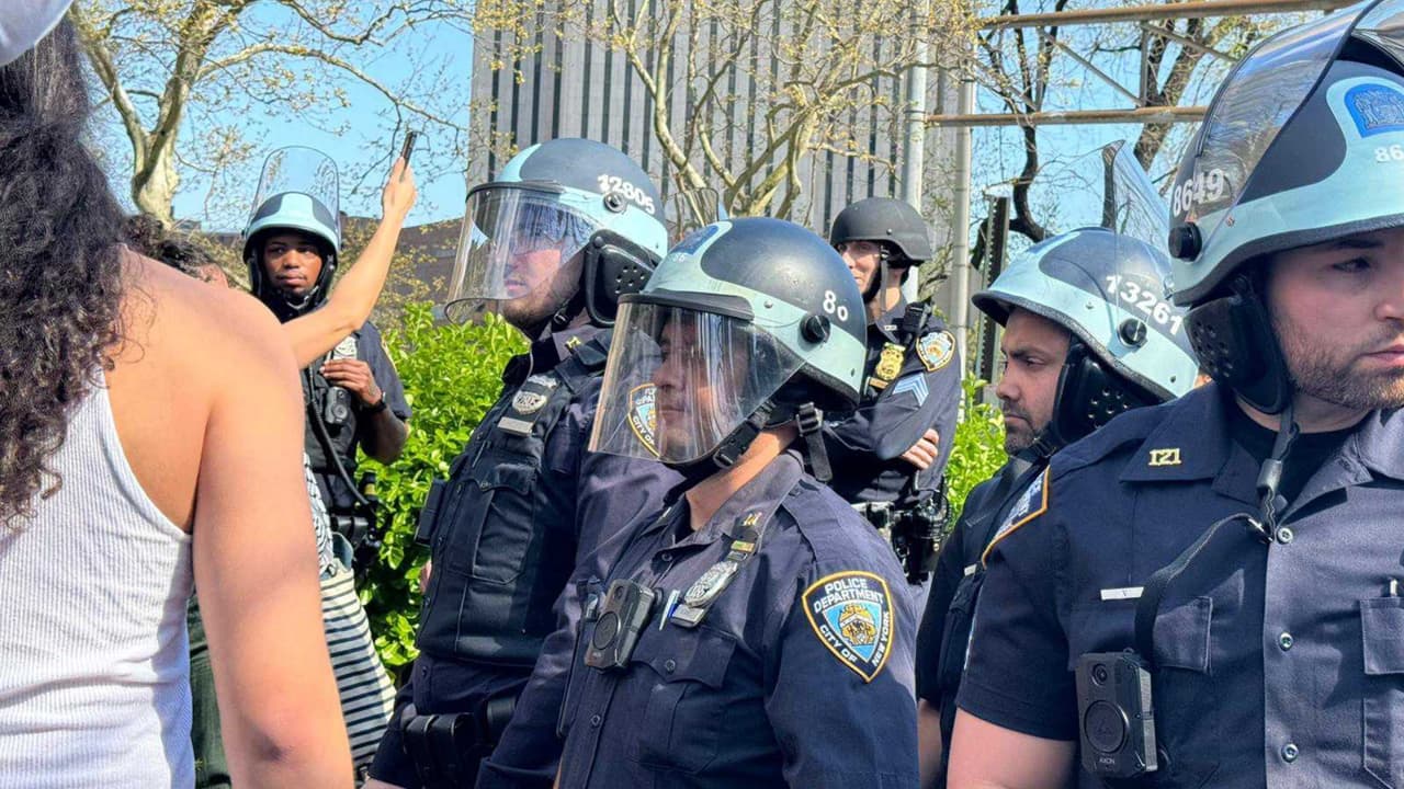 Las protestas en Nueva York se intensificaron luego del 
<a href="https://www.univision.com/noticias/por-que-iran-ataco-a-israel-cronologia-de-15-dias-de-tension-video" target="_blank">ataque de Irán a Israel</a>, durante el fin semana. 
<a href="https://www.univision.com/local/nueva-york-wxtv/ataque-iran-israel-nypd-aumenta-sus-patrullas-nueva-york" target="_blank"><b>El NYPD había aumentado el patrullaje el domingo</b></a>, con el objetivo de proteger los templos y a la comunidad judía.