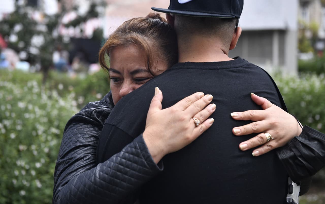 Usuarios en redes sociales reportan que hay puentes con daños estructurales, vidrios rotos en edificios de Ciudad de México, la caída de muros exteriores. La agencia AFP explica que gran parte de la capital mexicana está sobre un antiguo lago, por lo que su subsuelo es fangoso y las ondas telúricas tienden a ser más intensas que en terrenos firmes.