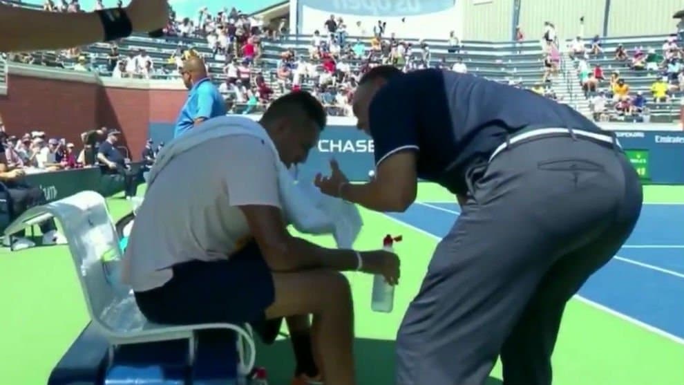 La intervención del árbitro fue benéfica, ya que Kyrgios terminó ganando en tres sets. 
<br>