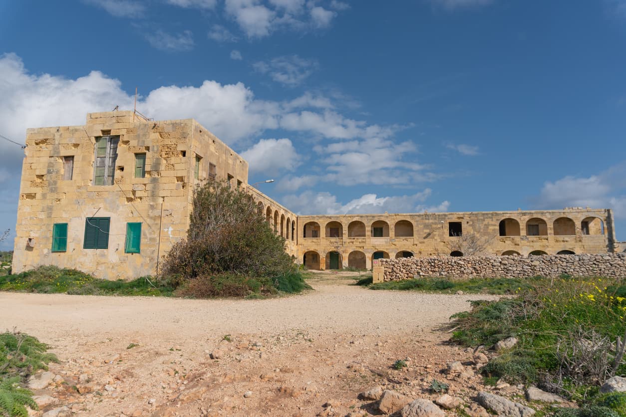 Ruinas en la isla de Comino. Esta edificación, a poca distancia de la torre. Funcionó como cuartel y más tarde como hospital de aislamiento, en los siglos XIX y XX para confinar a pacientes con peste o cólera. En la Primera Guerra Mundial se usó como cárcel para prisioneros alemanes. Hoy son ruinas. 
<br>
<br>