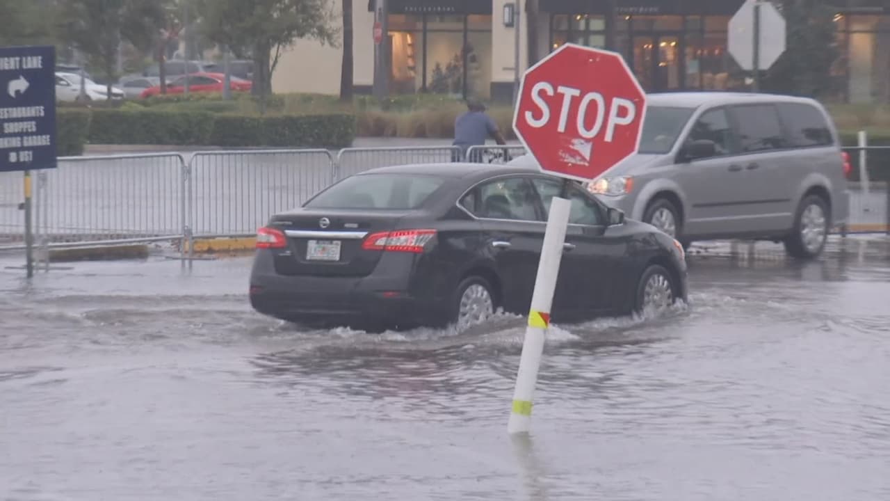 La emergencia continúa durante el mediodía del lunes.
