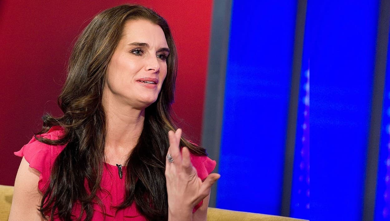 Cambió de enfoque y salió volando: Brooke Shields se recupera de una fractura de fémur