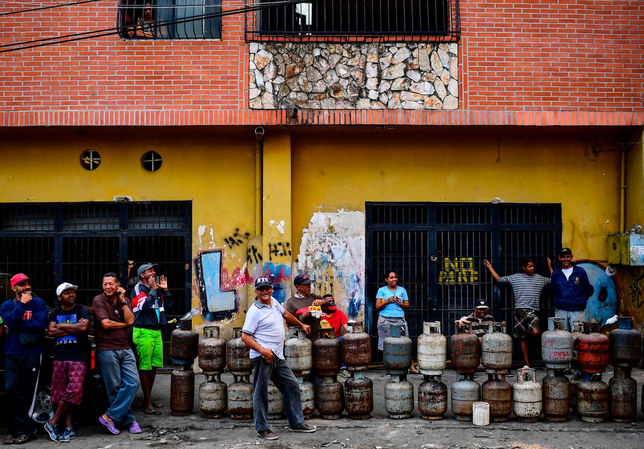 Residentes de Las Minas de Baruta hacen fila para comprar gas doméstico. Aunque el 14 de marzo las autoridades aseguraron que se recuperaron la mayor parte de los servicios, en al menos cinco grandes barriadas del este y sureste de Caracas y en los estados Zulia, Vargas, Barinas, Carabobo, Mérida y Táchira usuarios reportaron fallas eléctricas en los medios locales y las redes sociales, según reporte de la agencia AP.