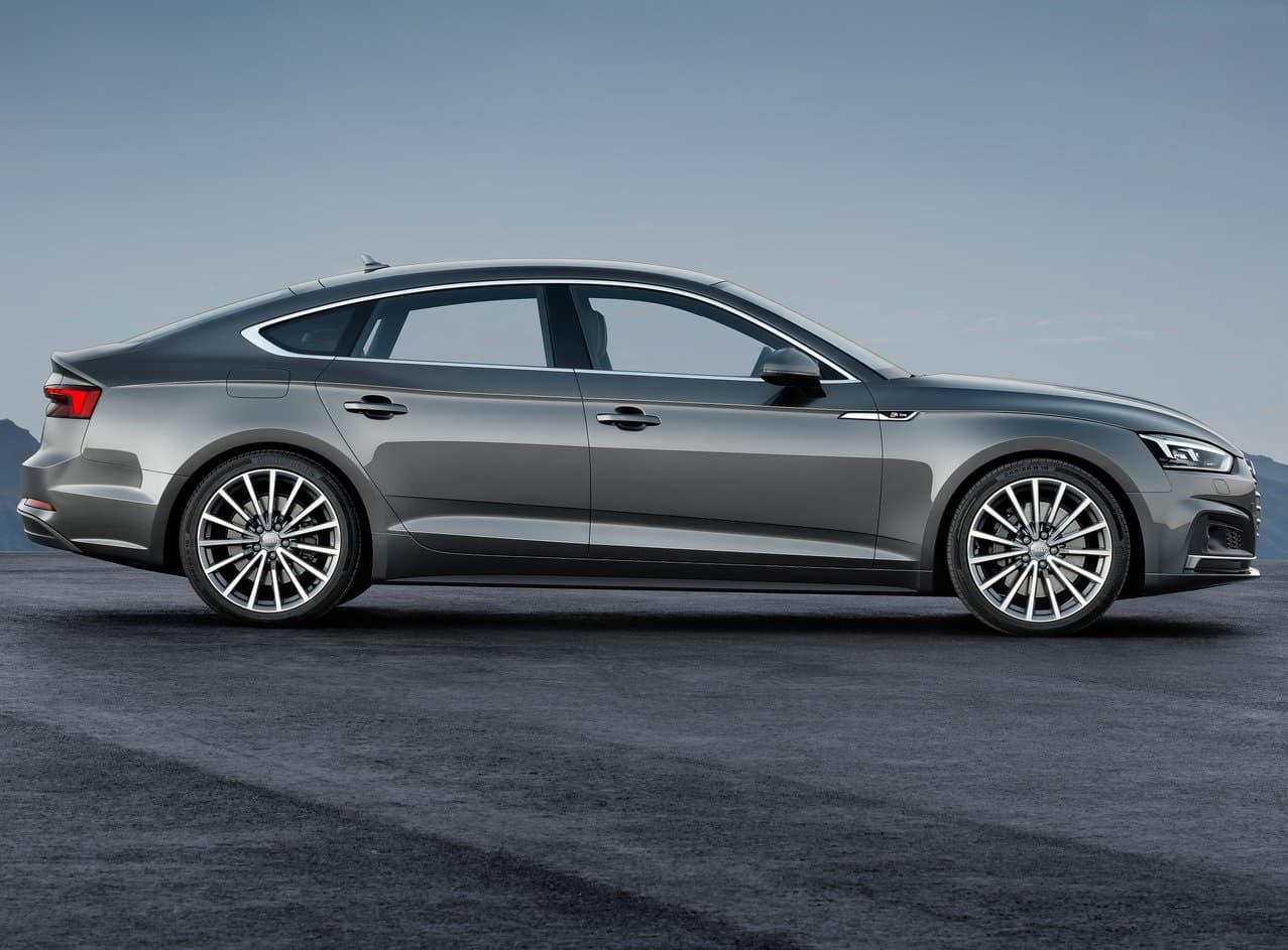 Audi A5 Sportback 2017 cuenta con una carrocería fastback con portón trasero que es aerodinámica, moderna y muy elegante que refleja un espíritu dinámico y excitante que será aún más aprovechado en su versión de mayor potencia, el 
<b>S5 Sportback</b>.