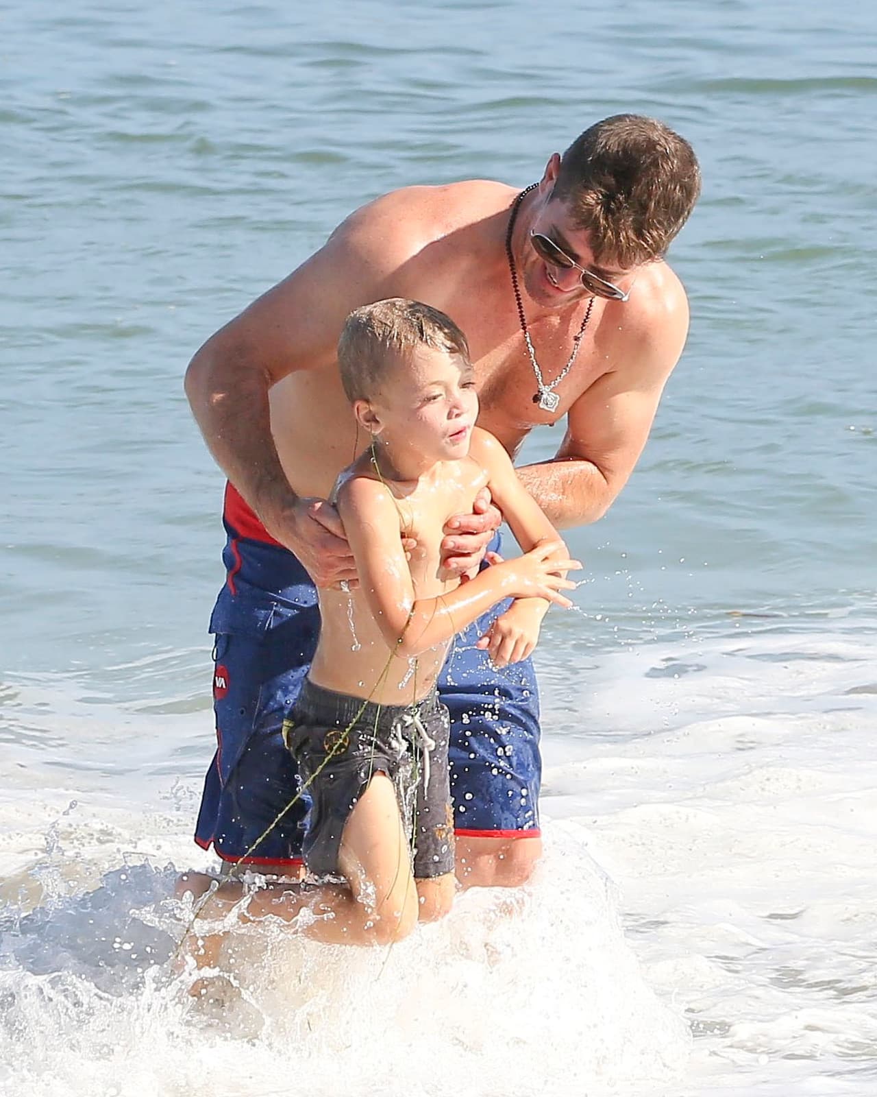 Mientras, el pobre Julian intentaba recuperar su aliento.