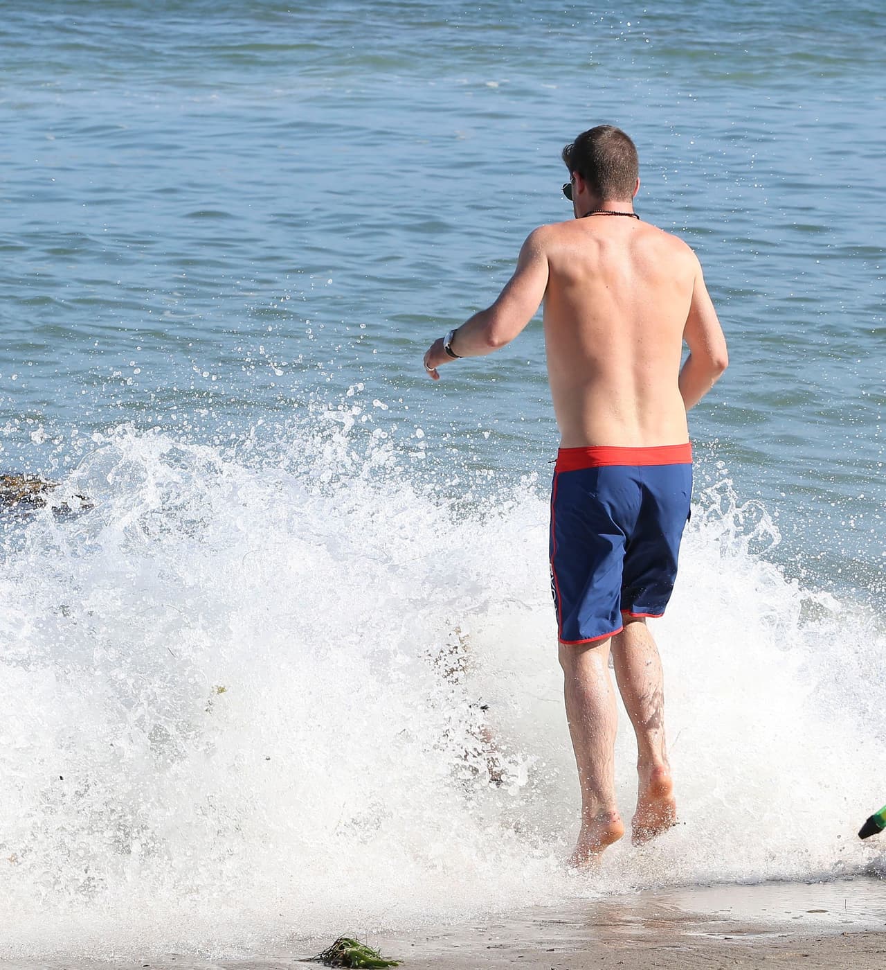 El hijo de Robin fue revolcado por una fuerte ola.