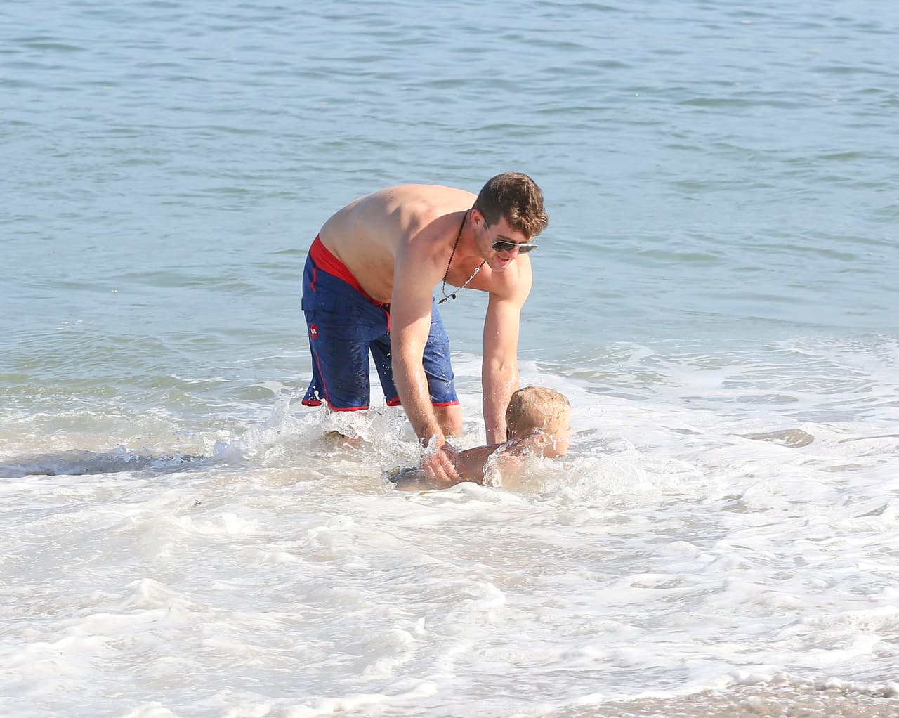 ¿Qué pensará Paula Patton al ver a su hijo casi ahogarse?