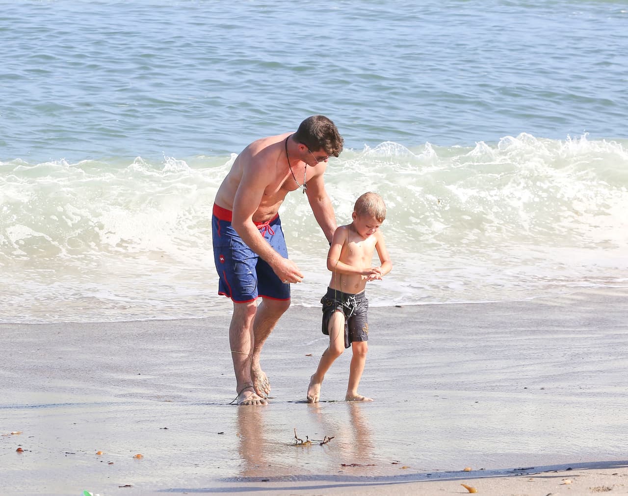 Y al parecer, también se raspó un poco las manos.