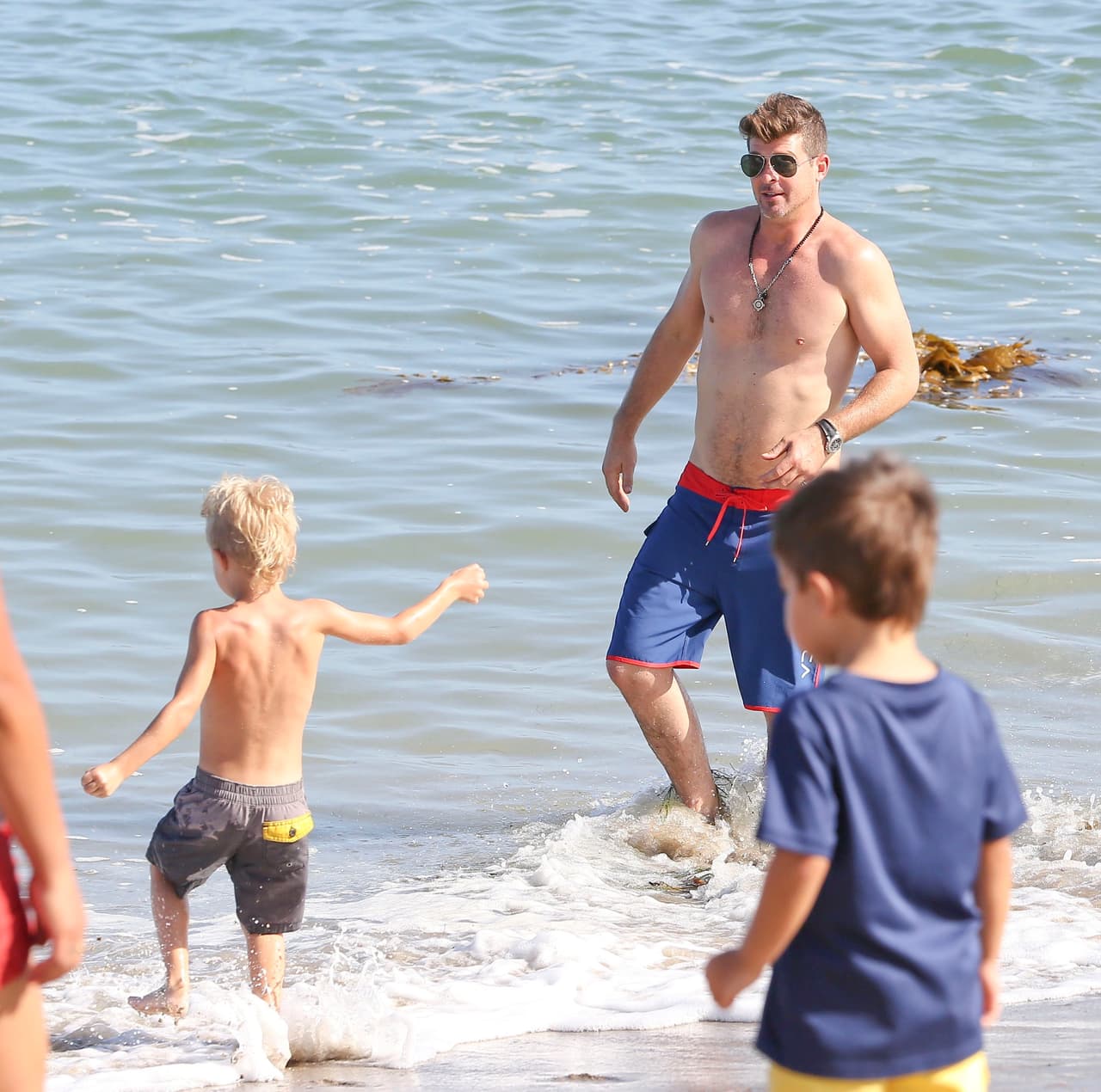 Robin y Julian fueron a meterse un rato al mar.