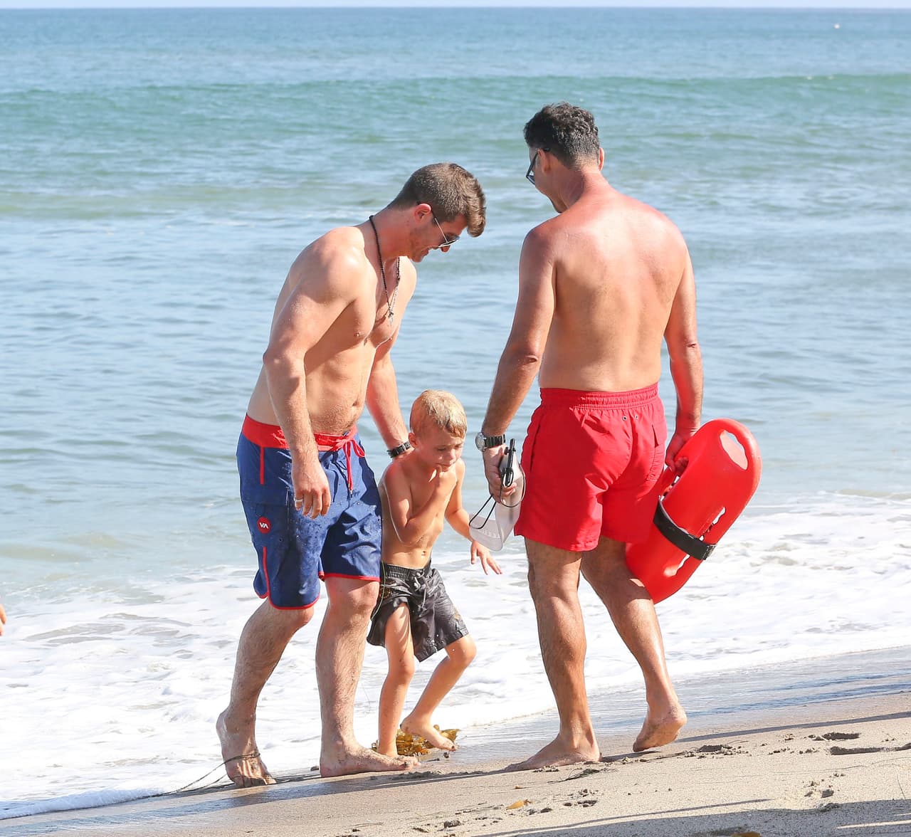 Inclusive, un salvavidas se acercó a ver si estaban bien.