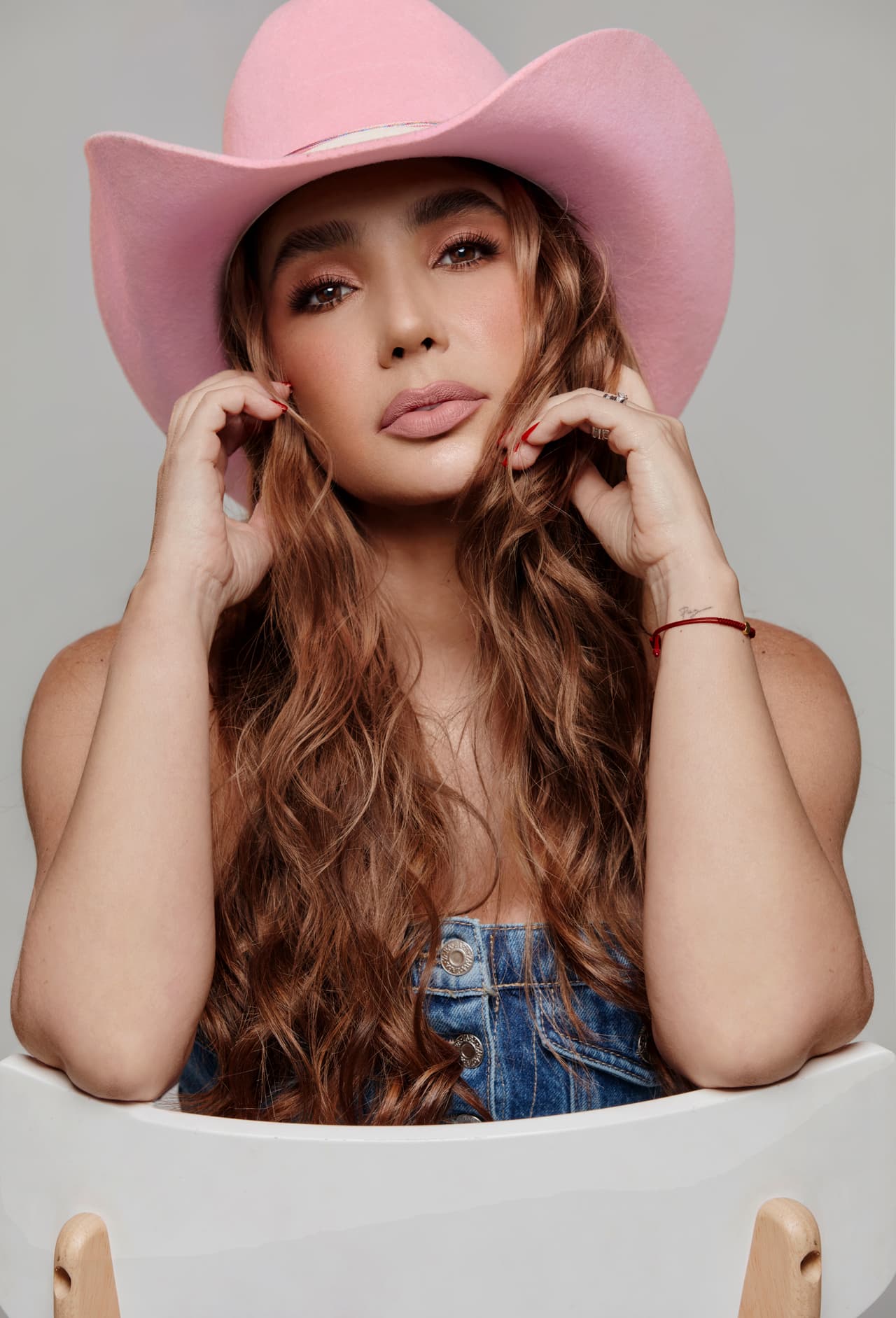 <h2 class="cms-H2-H2"><b>PAOLA JARA </b></h2>
<br>
<br>La colombiana recibió por primera ocasión 
<b>2 nominaciones</b> en las categorías 
<b>La Nueva Generación Regional Mexicano y Mejor Canción En Pareja</b> por el tema 'La boda', que interpreta junto a su esposo y también cantante Jessi Uribe.