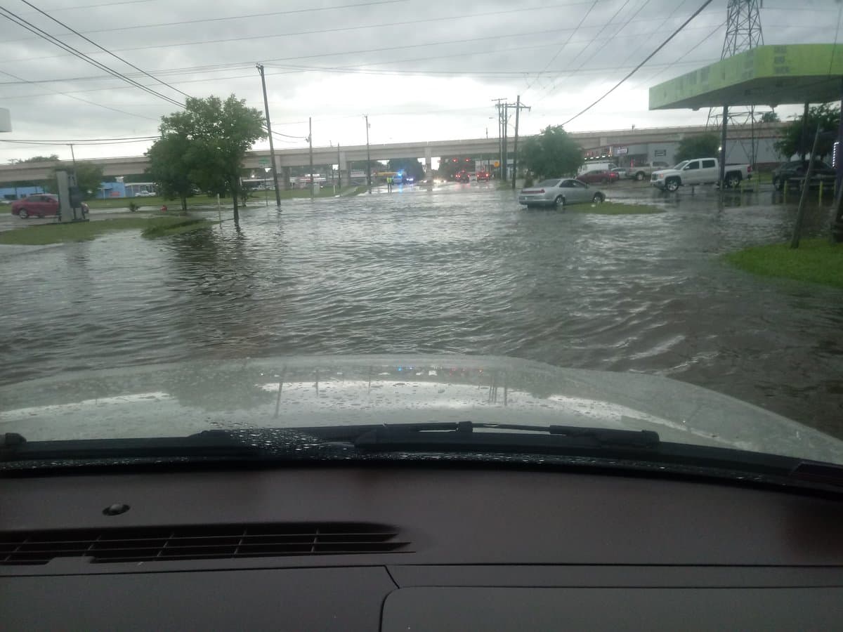 Varias calles inundadas en Irving.