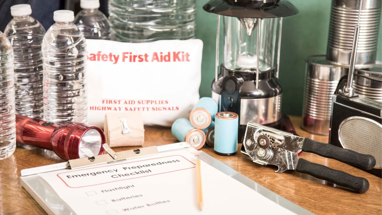 Y no olvide agregar copias de documentos importantes, cargadores de teléfonos celulares, frazadas, mapas del área e información de contacto de emergencia.