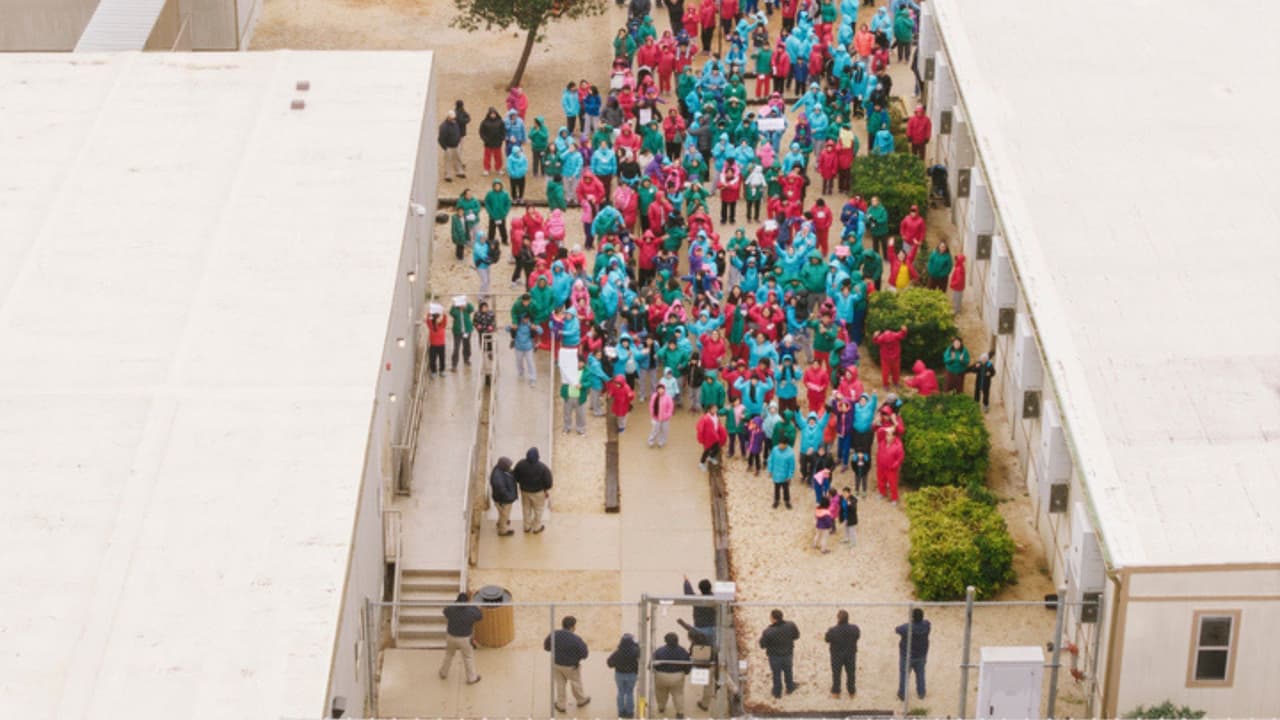 Inmigrantes detenidos en centro de ICE en Texas donde están Liam Conejo y su padre protestan; exigen trato digno