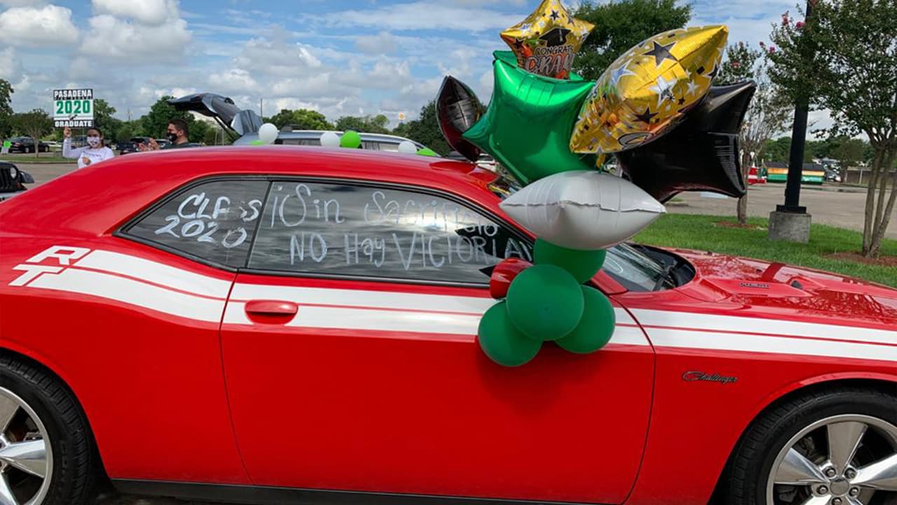 "Sin sacrificio no hay victoria" es el mensaje que tiene este vehículo como motivación a los estudiantes.