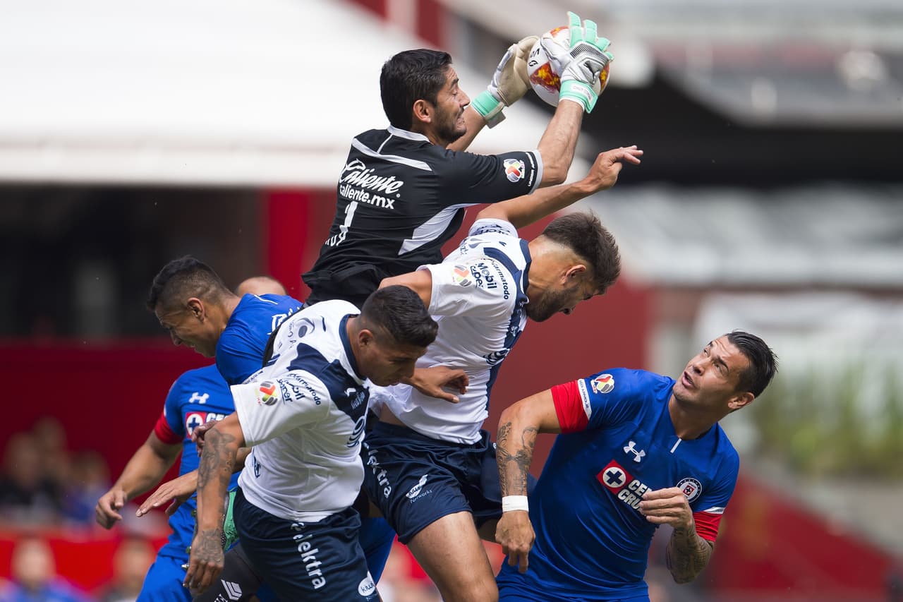 El arquero José Corona tuvo buenas intervenciones en el juego, que le permitieron sacar el arco en cero para Cruz Azul.