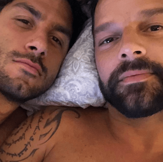 Mientras que 
<b><a href="https://www.univision.com/entretenimiento/ricky-martin-ya-se-caso-con-jwan-yosef">Ricky Martin, aquí junto a su esposo Jwan Yosef,</a></b> suma más de 11 millones de seguidores en la misma red social.