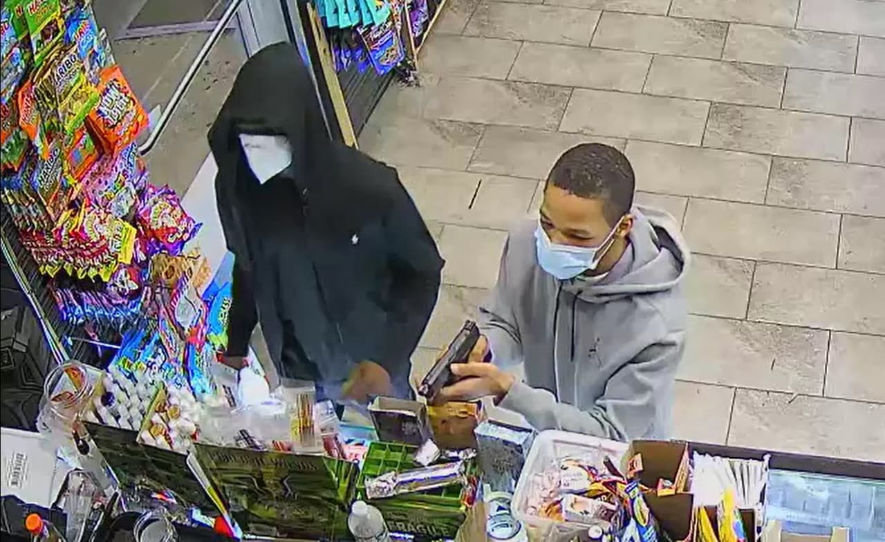Jóvenes amagan a empleado con arma y roban dinero y mercancía de tienda en el Bronx