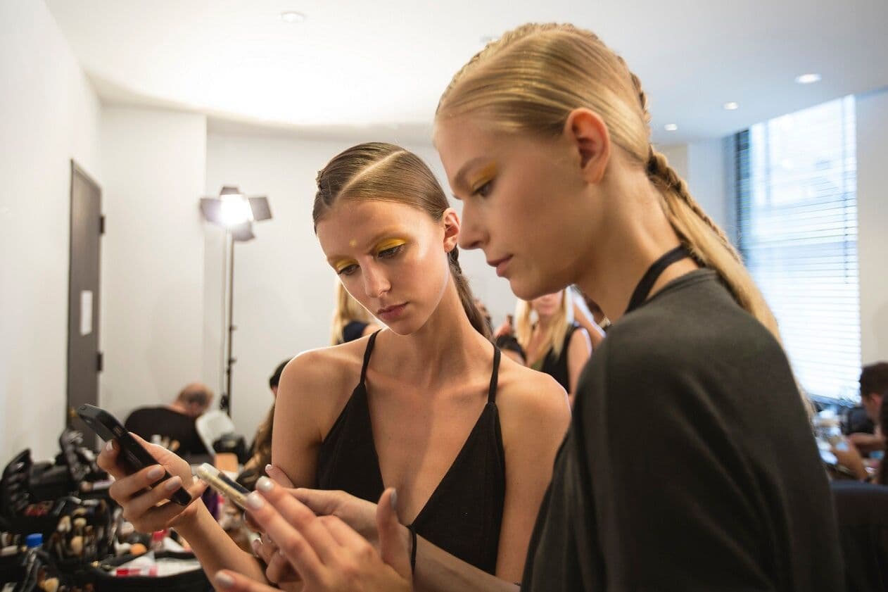 Atrás de las tarimas todo el equipo del diseñador Victor Alfaro afinaba detalles en peinados y maquillaje prevaleciendo el estilo minimalista de esta pasarela. Diseñador Victor Alfaro. NYFW, Spring/Summer 2016 - 09/09/2015.