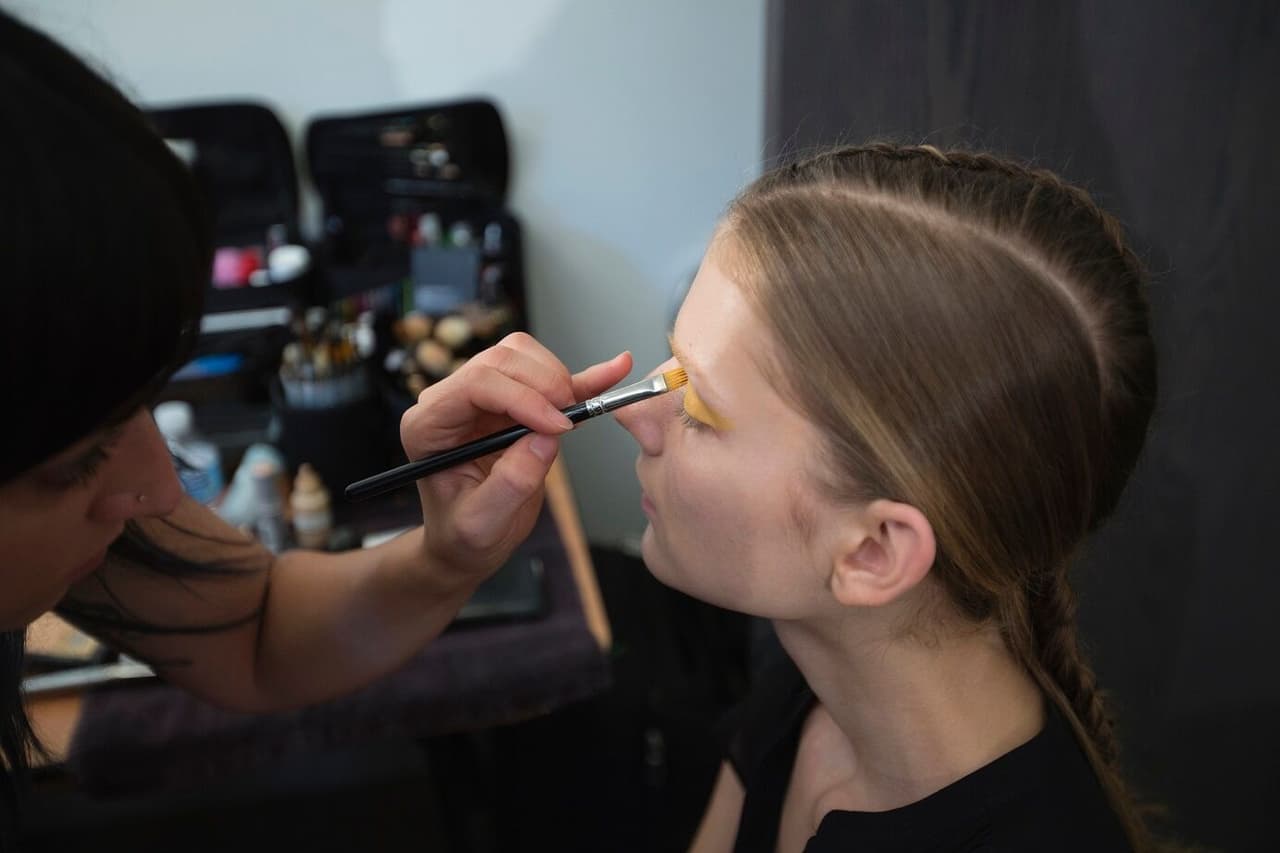 Atrás de las tarimas todo el equipo del diseñador Victor Alfaro afinaba detalles en peinados y maquillaje prevaleciendo el estilo minimalista de esta pasarela. Diseñador Victor Alfaro. NYFW, Spring/Summer 2016 - 09/09/2015.