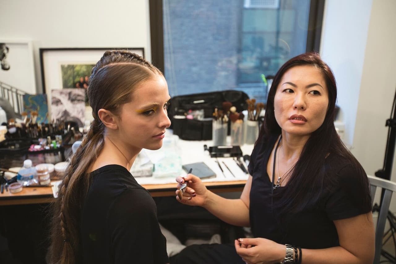 Atrás de las tarimas todo el equipo del diseñador Victor Alfaro afinaba detalles en peinados y maquillaje prevaleciendo el estilo minimalista de esta pasarela. Diseñador Victor Alfaro. NYFW, Spring/Summer 2016 - 09/09/2015.