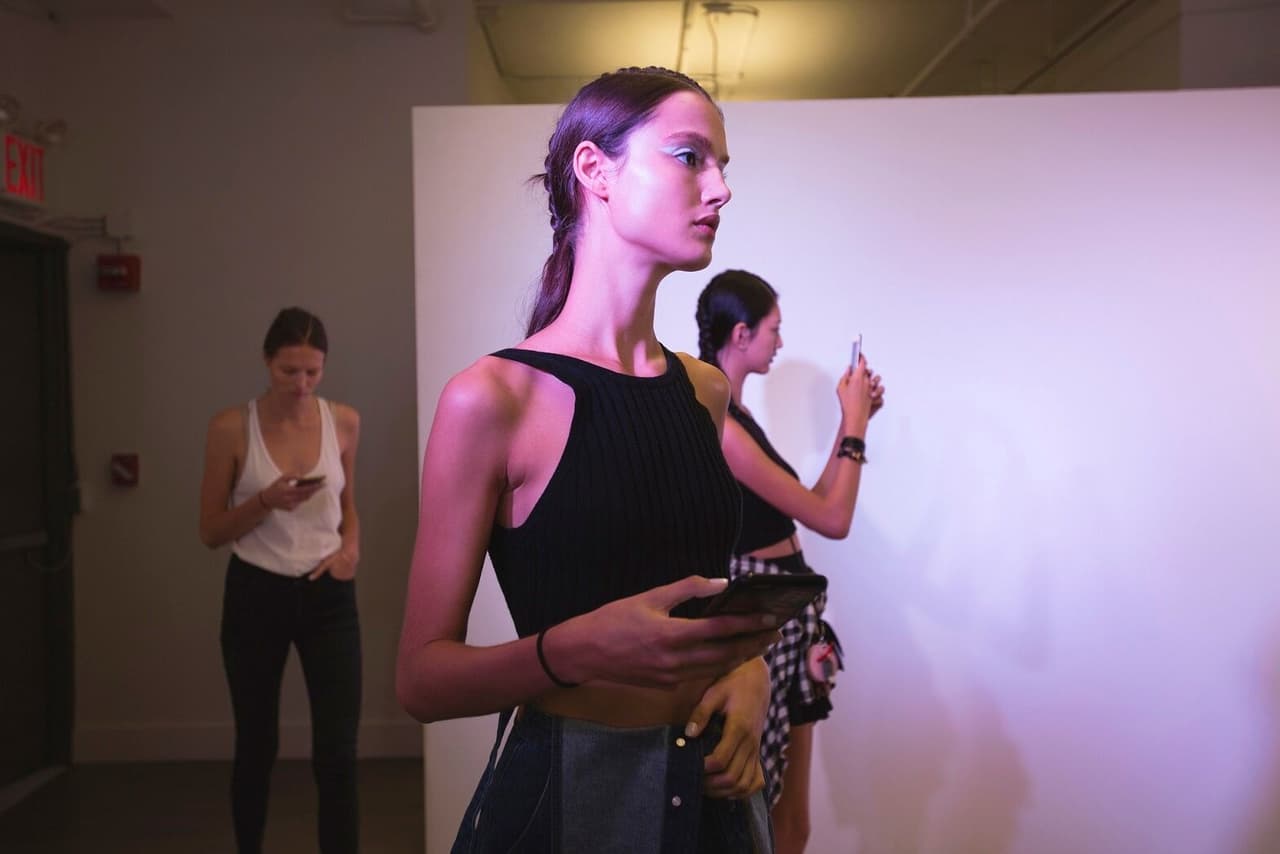 Atrás de las tarimas todo el equipo del diseñador Victor Alfaro afinaba detalles en peinados y maquillaje prevaleciendo el estilo minimalista de esta pasarela. Diseñador Victor Alfaro. NYFW, Spring/Summer 2016 - 09/09/2015.