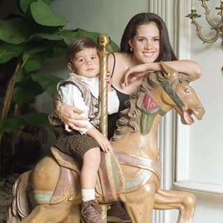 A pesar de venir de una de las dinastías más sólidas de la música ranchera, el vástago de los Fernández muestra constantemente que mantiene su sencillez y, con frecuencia, agradece a su madre por todo lo que ha hecho por él.