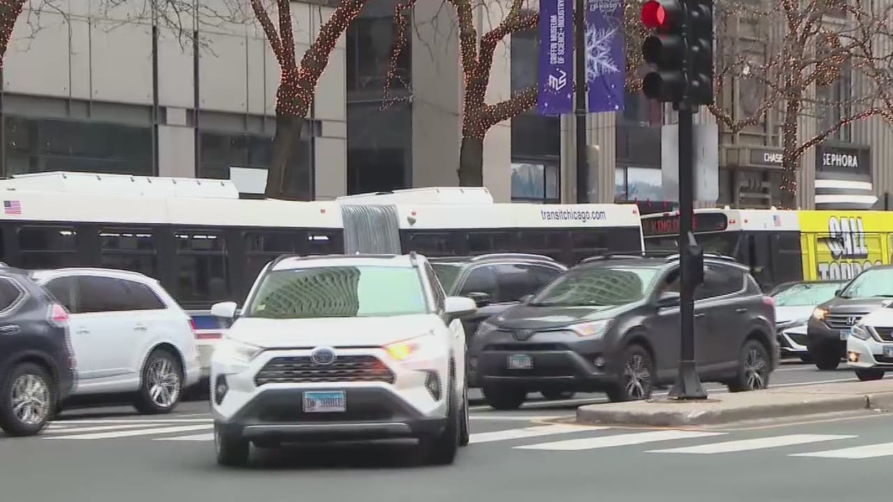 Viajes en taxis compartidos costarán más en Chicago por implementación de aumento del impuesto